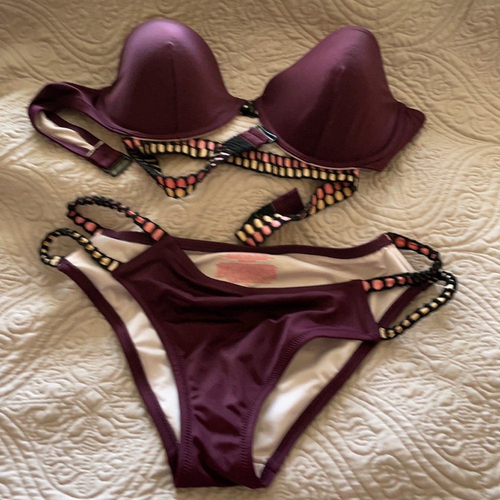 Never worn- top 36d bottom L